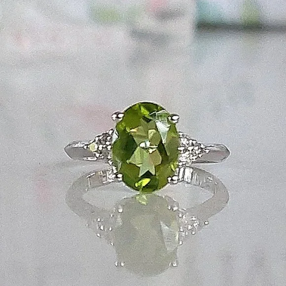 FLASH SALE! 10Kt White Gold Peridot & Diamond Gold Ring - Picture 12 of 15